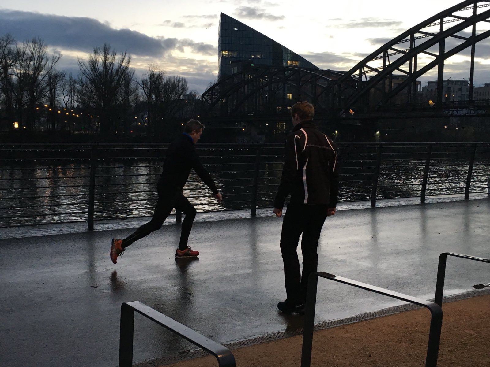 Training am Mainufer mit der Frankfurter Skyline im Hintergrund